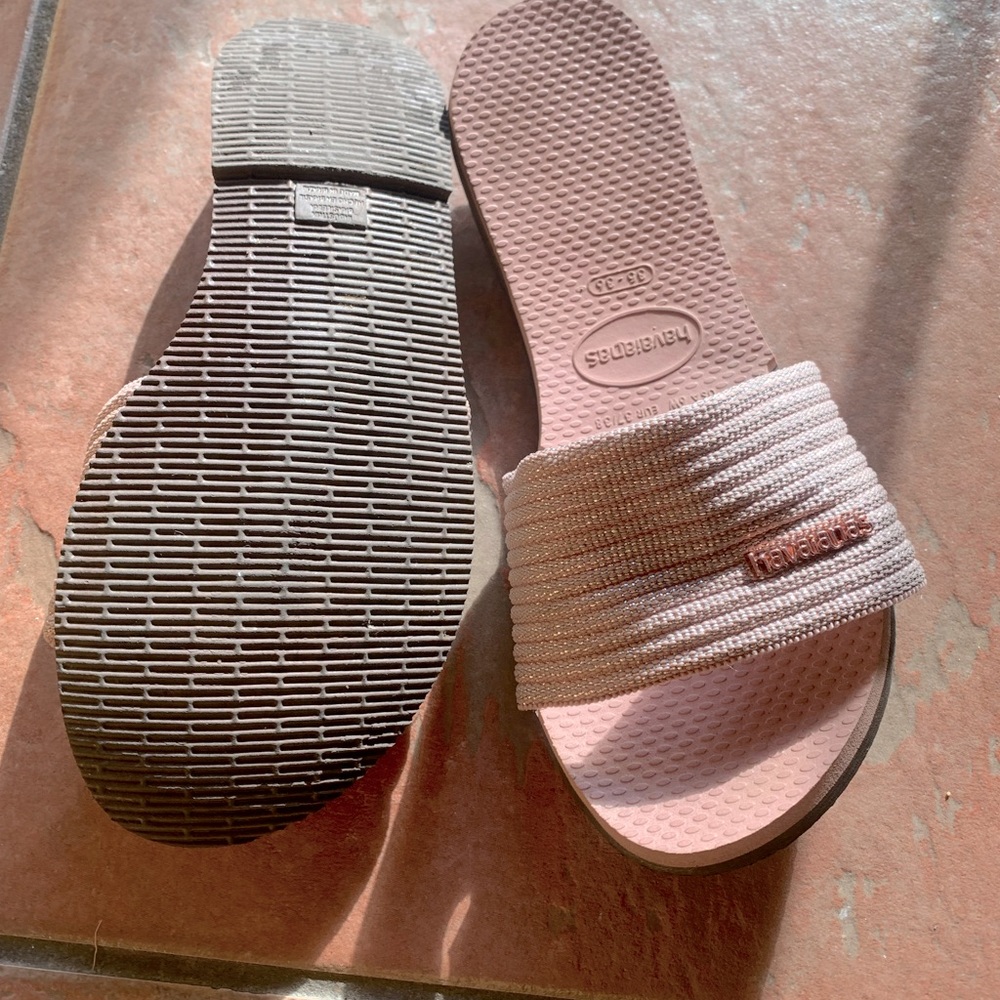 Havaiana slides.
